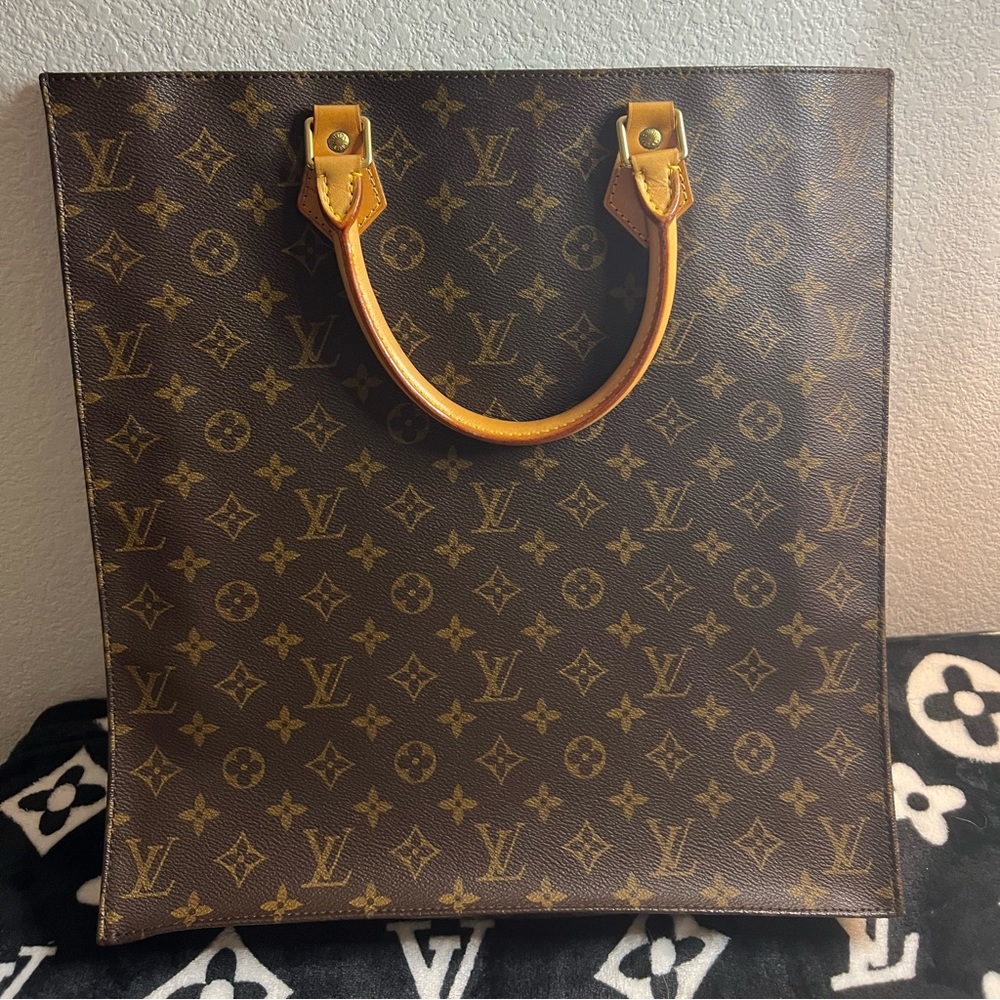 Authentic Louis Vuitton sac plat, comes with dust bag
